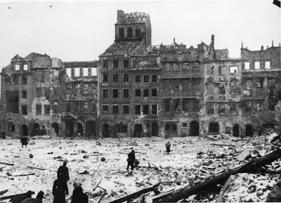 Ja si dukej Staro Miesto në vitin 1945 pasi ishte shkatërruar nga nazistët
