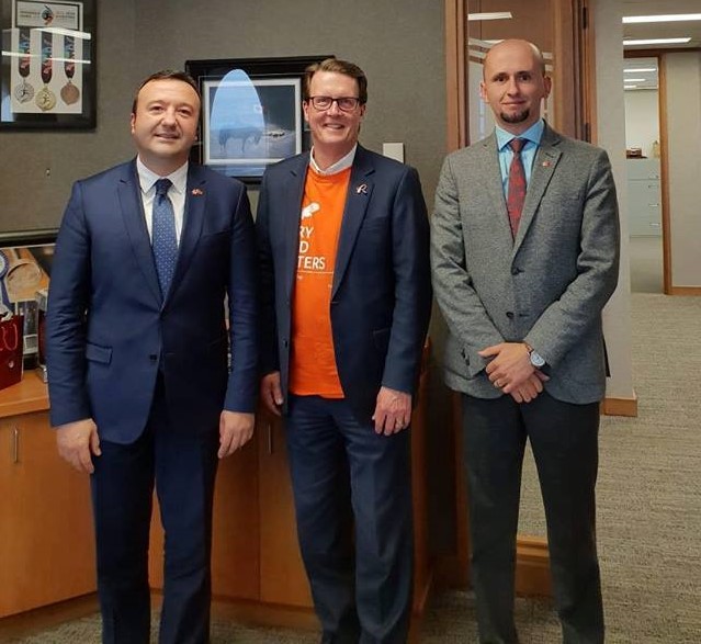 Kryetari i shoqatës së shqiptarëve të Saskatchewan-it Lejdi Ago bashkë me ambasadorin Muca me Kryetarin e Bashkisë Regina z.Michel Fougere
